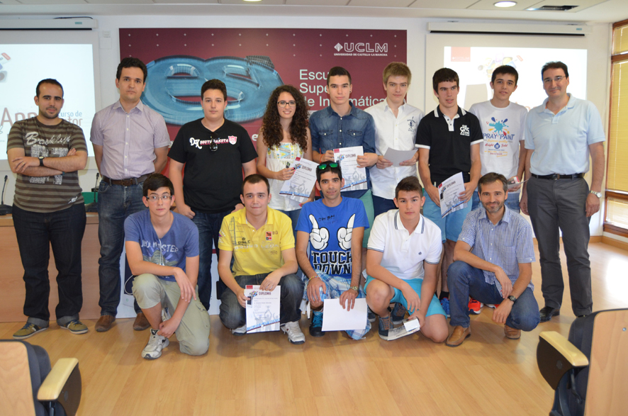 Foto de grupo de los alumnos premiados junto con representantes de la Escuela Superior de Informática y la empresa BQ