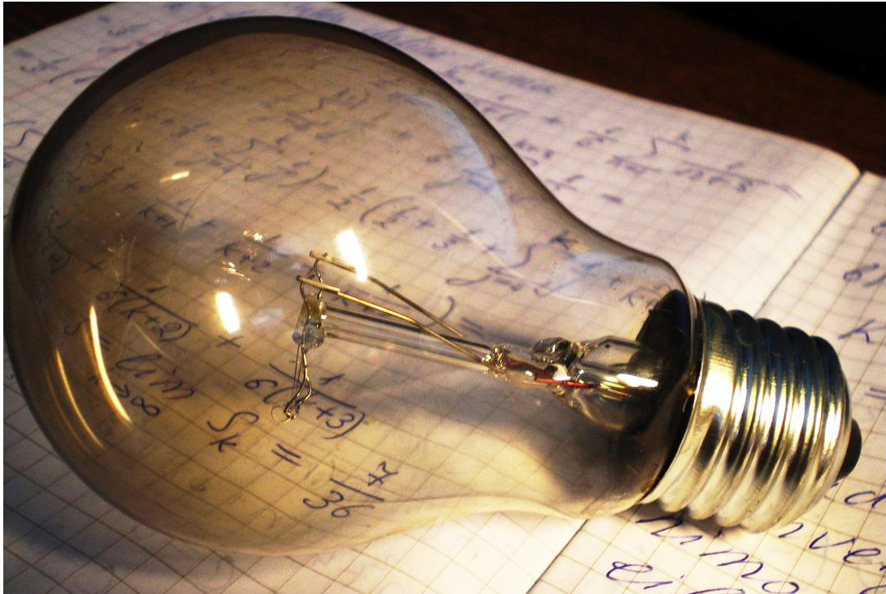 El curso está dirigido a graduados con vocación empresarial. / Idea Buld BY Ramunas Geciauskas. CC BY 2.0