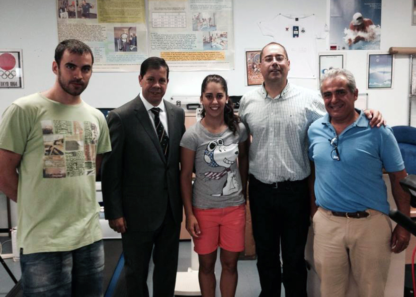 María Herrera con del decano de Ciencias del Deporte, el profesor González Ravé, el doctorando Francisco de Asís Fernández y su padre y entrenador.