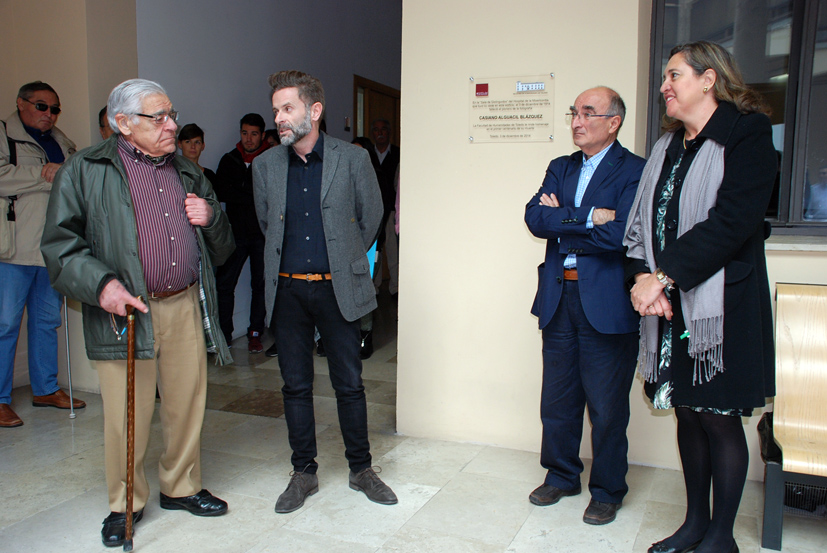 Manuel Carrero de Dios, Rafael Villena, Ricardo Izquierdo y Rosa Ana Rodríguez tras el descubrimiento de la placa