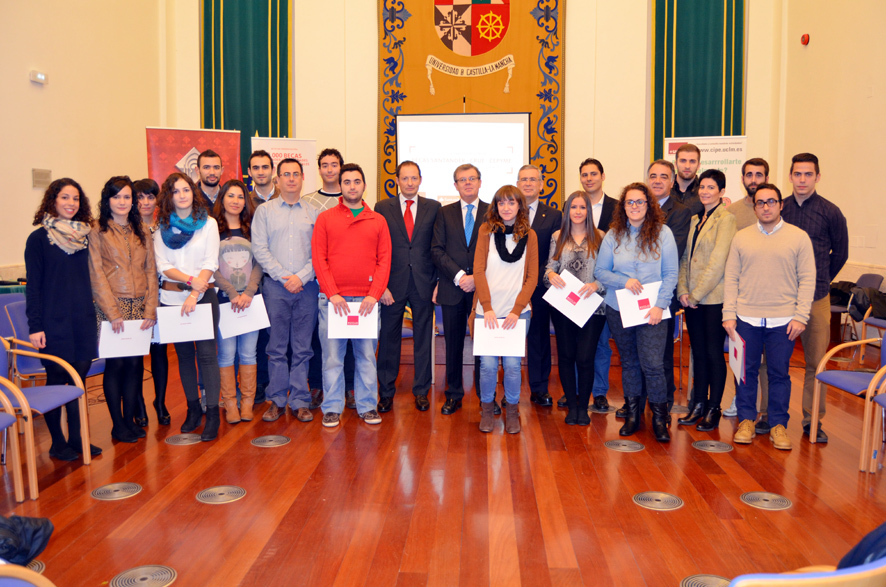 Responsables de la UCLM, Banco Santander y AJE junto a un grupo de alumnos becados en la convocatoria 2013-2014