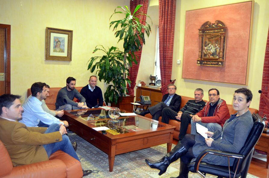 El rector recibió a los convocantes de la huelga en un encuentro en el que también participaron el gerente y la vicerrectora de estudiantes