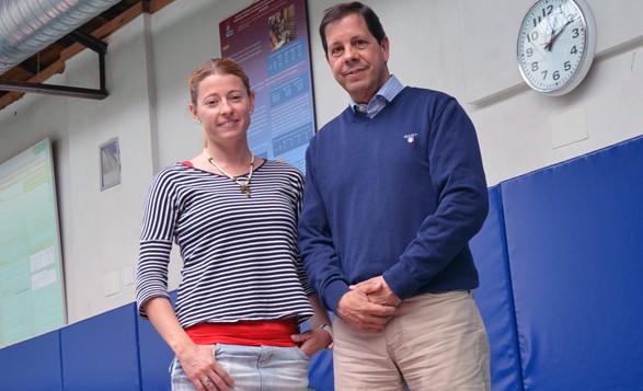 Profesores José Manuel García y Bibiana Calvo en la sala de deportes de combate de la Facultad de Ciencias del Deporte