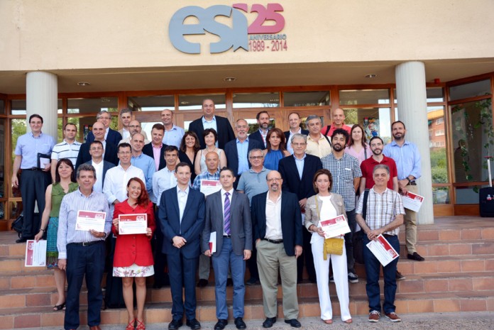 Foto de grupo de los alumnos junto a los directores del curso y de la ESI y el secretario general de la UCLM