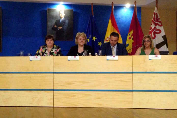 El curso ha sido inaugurado por la vicerrectora de Cultura y Extensión Universitaria, María Ángeles Zurilla