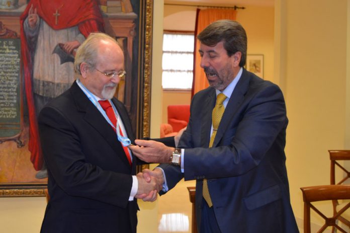 El director de la Escuela de la Abogacía de la Universidad John F. Kennedy, Ricardo Basílico, hace entrega a Luis Arroyo de la Medalla al Mérito Académico