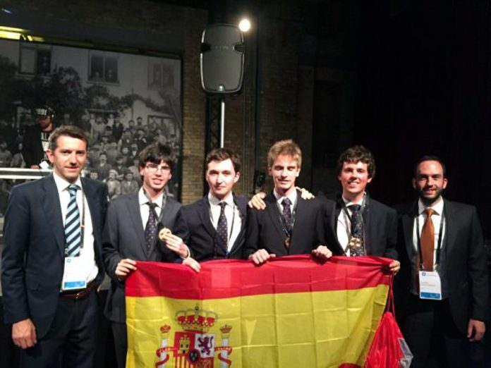 Daniel Arribas, segundo por la derecha, junto al resto de participantes del equipo español y los profesores acompañantes