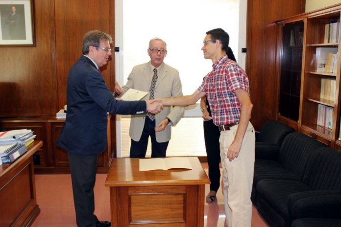 El rector entrega el premio al profesor Francisco Javier Castilla Pascual en presencia del presidente del Consejo Social
