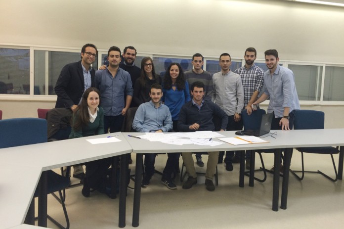 José Antonio Lozano (el primero por la izquierda, de pie), en una de las actividades realizadas por el grupo de jóvenes de IABSE
