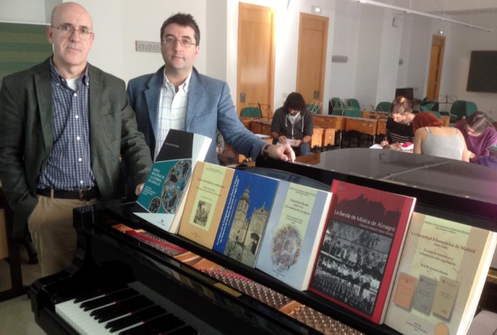 Paulino Capdepón y Juan José Pastor muestran algunas de las obras publicadas por el Centro de Investigación y Documentación Musical