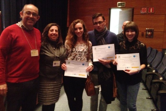 Pablo Cifuentes, junto a las otras dos representantes de Castilla-La Mancha y a los profesores de la UCLM José Luis Albasanz y Mairena Martín