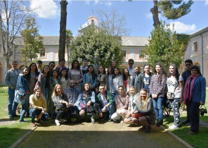 Estudiantes y profesores internacionales con autoridades académicas en la Fábrica de Armas de Toledo