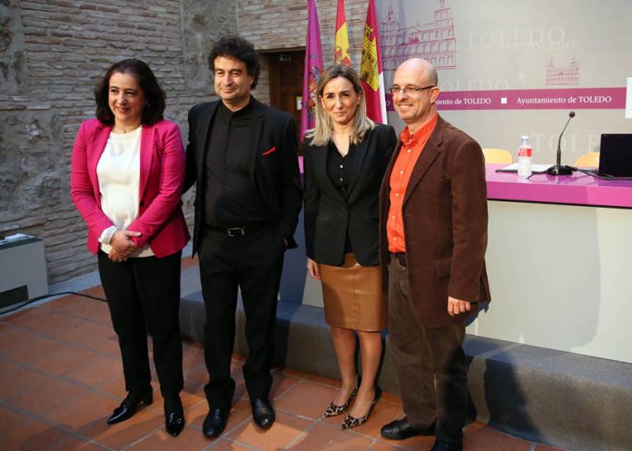 La vicerrectora y la alcaldesa con Pepe Rodríguez y Antonio Mateos en la presentación de las jornadas