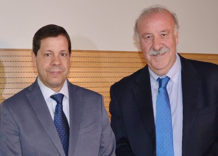 José Manuel García con Vicente del Bosque en el IX Encuentro Internacional de la Asociación Española de Ciencias del Deporte, celebrado en la UCLM