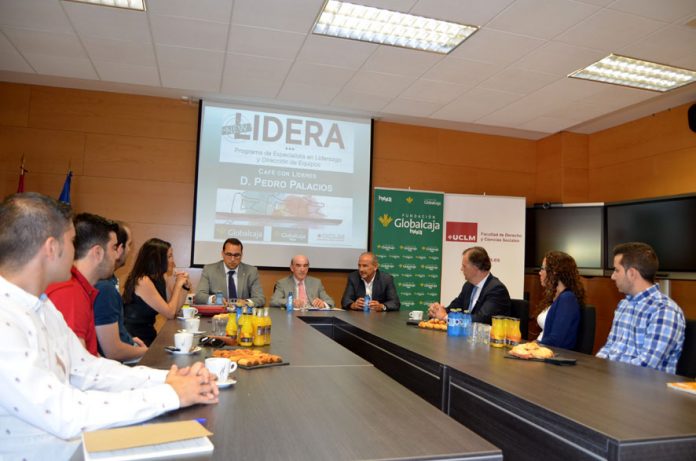 Pedro Palacios, Rafael Torres y Juan Ramón de Páramo, durante el encuentro con los alumnos de LIDERA