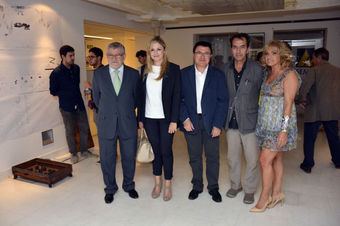Autoridades participantes en la inauguración de la exposición de proyectos fin de carrera que acoge el Colegio de Arquitectos de Toledo