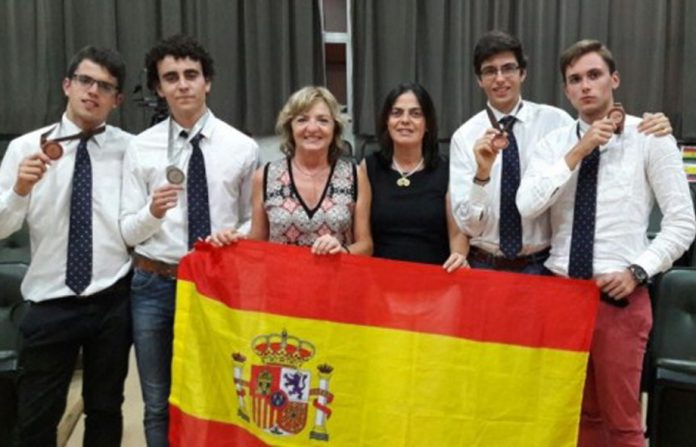 Pablo Cifuentes (derecha), junto a los medallistas españoles de la Olimpiada Iberoamericana de Biología y las profesoras que acompañaron al equipo