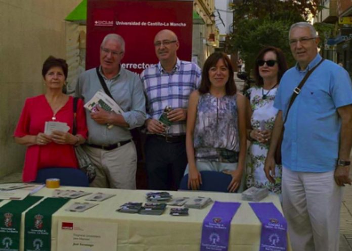 Estudiantes del Programa José Saramago en la mesa informativa ubicada el pasado mes de agosto en las calles de Cuenca