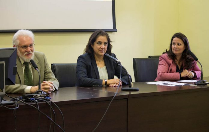La vicerrectora de Internacionalización y Formación Permanente de la Universidad regional, Fátima GUADAMILLAS, inauguró este seminario.