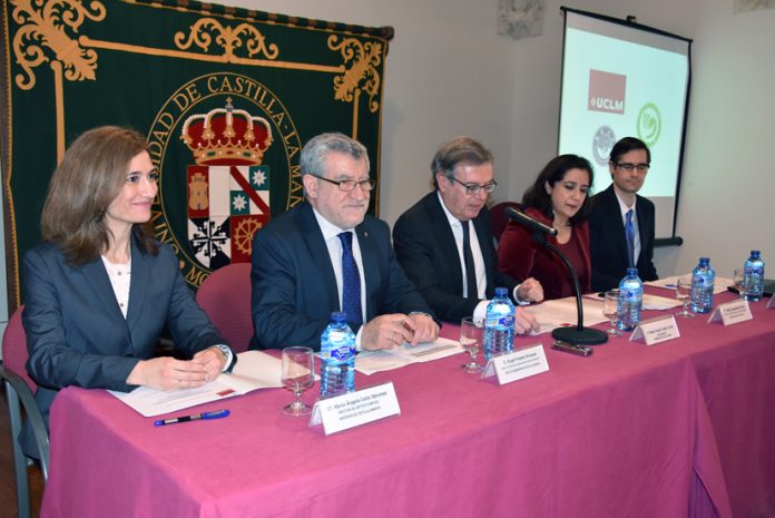 El rector y el consejero con la vicerrectora, la profesora Celis y el profesor Ureña, director del Centro de Lenguas de la UCLM.