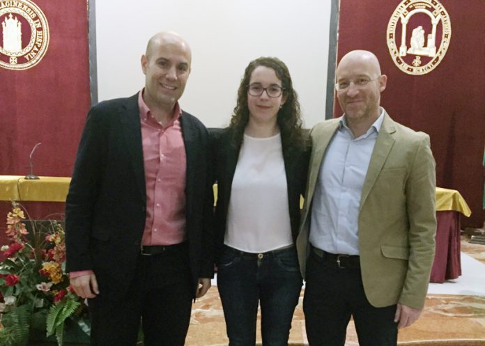 María Martín con los profesores Ignacio Ara y Luis Alegre durante su participación en el IV Congreso Internacional de Prevención de Lesiones Deportivas.