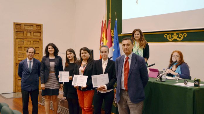Directivos de Aceites Toledo junto a las profesoras de Marketing y algunas alumnas premiadas en la presentación