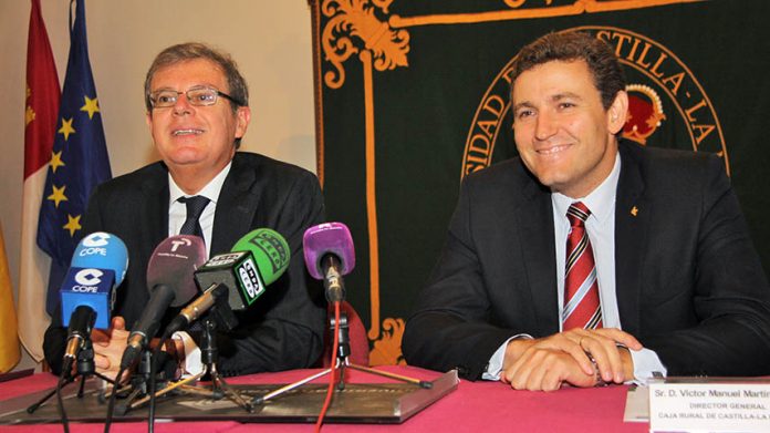 El rector de la UCLM, Miguel Ángel Collado, y el director general de Caja Rural CLM, Víctor Manuel Martín, en una imagen de archivo