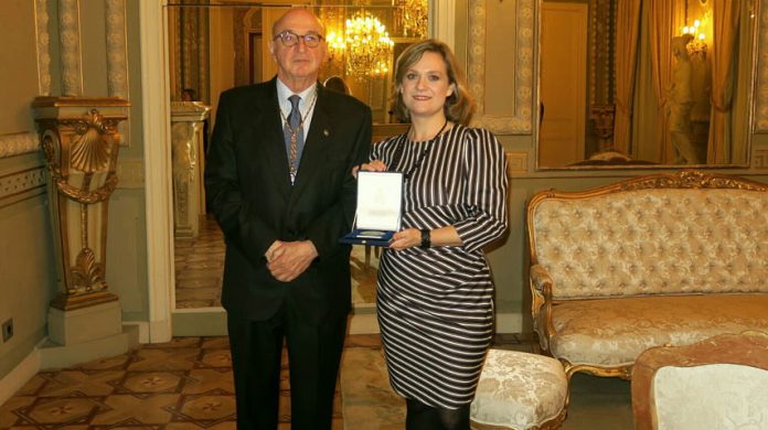 La profesora de la UCLM Gemma Herranz posa con la medalla junto al director de la Real Academia de Ingeniería