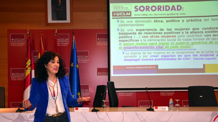 Vicenta Rodríguez, decana de la Facultad de Ciencias Sociales de Talavera de la Reina, impartió la ponencia inaugural en el Campus de Ciudad Real