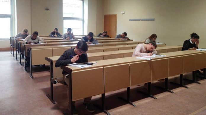 Alumnos de Bachillerato realizan las pruebas de la fase local de la Olimpiada de Química en el Campus de Toledo