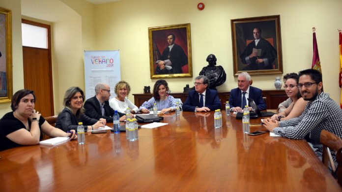 Primera reunión de trabajo de la comisión para la promoción de la salud de la UCLM. © Gabinete de Comunicación UCLM