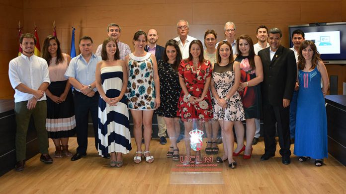 Foto de familia de los estudiantes junto a responsables de la actividad. © Gabinete de Comunicación UCLM