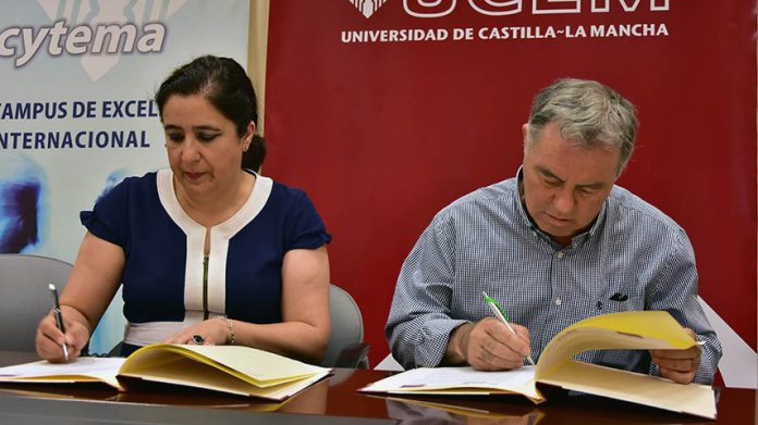 Fátima Guadamillas y Juan Antonio Merchán durante la firma del acuerdo. © Gabinete de Comunicación UCLM