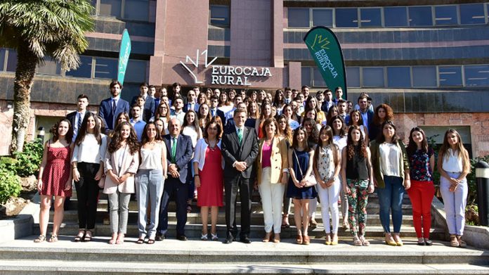 Estudiantes en prácticas con las autoridades de la UCLM y de Eurocaja Rural. © Gabinete de Comunicación UCLM
