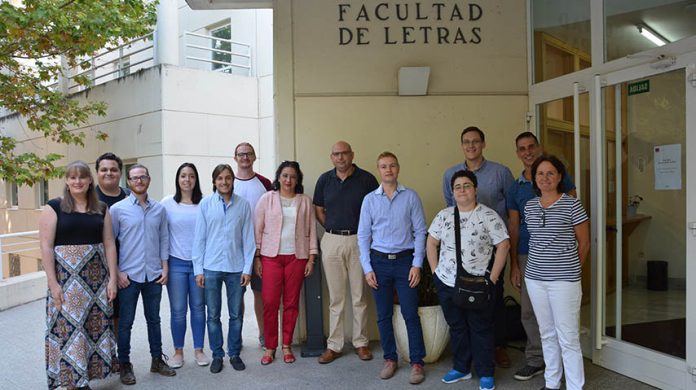 Foto de familia de los nuevos lectores junto a Fátima Guadamillas y Ángel Mateos-Aparicio. © Gabinete de Comunicación UCLM