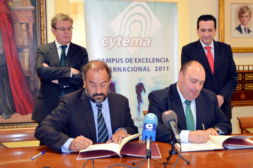 Julián Garde y Ángel Exojo firman el convenio en presencia del rector de la UCLM y del delegado del Gobierno de Castilla-La Mancha en Ciudad Real