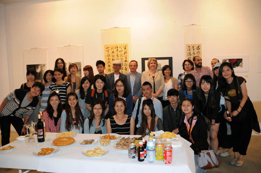 Alumnos del programa, junto a la vicerrectora de Cultura y Extensión Universitaria, María Ángeles Zurilla