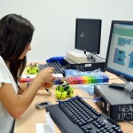 Una joven, en plena construcción y programación de su prototipo