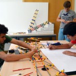 Los alumnos estudian su proyecto