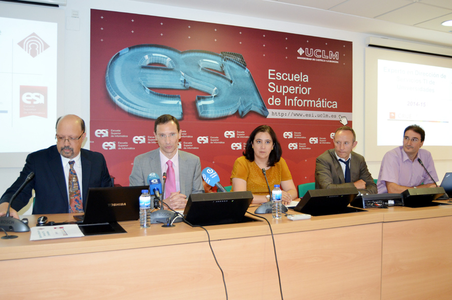 De izqda. a dcha.: Francisco Ruiz, Mario Piattini, Fátima Guadamillas, Tomás Jiménez y Eduardo Fernández-Medina