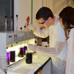 Dos preuniversitarios realizan una práctica en la planta piloto de Ingeniería Química