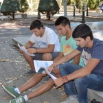 Tres estudiantes en el Campus de Ciudad Real, durante el tiempo de descanso