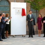 Don Felipe descubre una placa conmemorativa en el Campus Tecnológico de la Fábrica de Armas