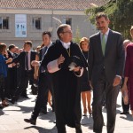 El rector acompaña a Sus Majestades por el campus universitario