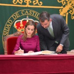 Sus Majestades firman en el Libro de Honor de la UCLM