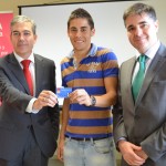 Amador Fraile (izqda.) y Tomós López (dcha.) entregan la nueva tarjeta inteligente a un alumno