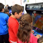 Niños jugando con máquinas recreativas