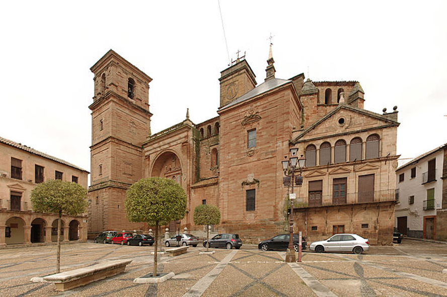 Fachada sur de la iglesia parroquial de San Andrés y parte de la plaza Mayor de Villanueva de los Infantes by Rafael Merino. / CC BY-SA 3.0
