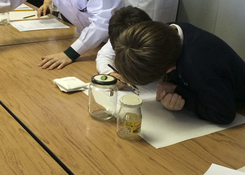 Alumnos preparando disoluciones previas para el crecimiento posterior de cristales en su interior. Foto: UAM