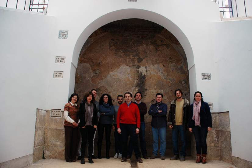 Investigadores del proyecto MARCoNI en el sótano del edificio de Sabatini donde se han marcado las crecidas históricas del Tajo